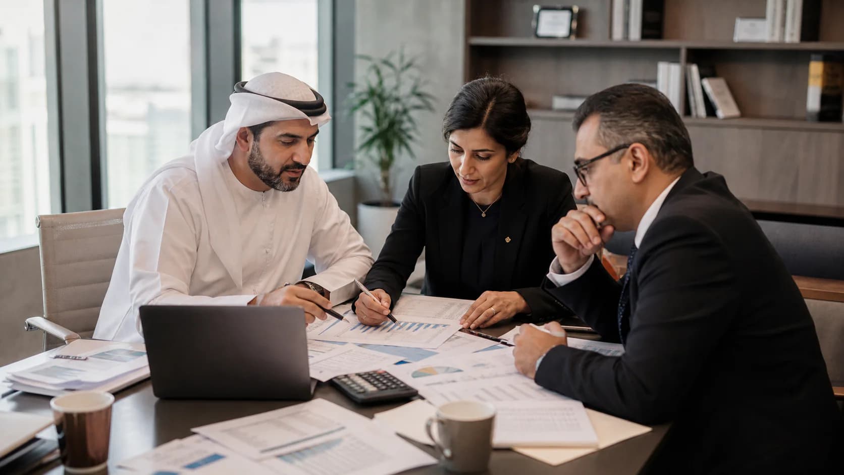 فريق إدارة ومالية يراجع مؤشرات الأداء واتجاهاتها